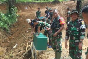 Bersama Warga Anggota Satgas TMMD ke-113 Laksanakan Pengecatan Gorong-gorong