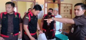Kejari Tuba Geledah dan Sita Barang Bukti dari Balai Tiyuh Panaragan