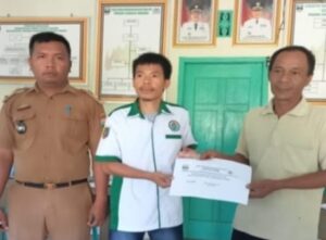 Plt Peratin Cahaya Negeri Hadiri Pemberian BLT-DD