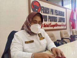 Aprilliati Bantu Karang Taruna Desa Sukamaju Buat Tugu Selamat Datang