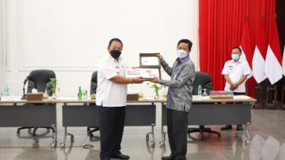 Arinal Orang Pertama di Lampung yang Melihat Uang Rupiah Kertas Emisi Tahun 2022