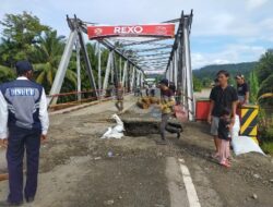 Bibir Jembatan Way Laay Jebol, Ratusan Kendaraan Belum Bisa Melintas