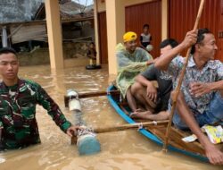 Prajurit Batalyon Infanteri 7 Marinir Membantu Evakuasi Korban Banjir