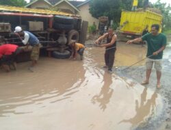 Protes, Sejumlah Masyarakat Mancing di Jalan Rusak Tiyuh Penumangan