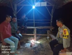 Bhabinkamtibmas Polsek Tulang Bawang Tengah Ngobrol Bersama Warga di Poskamling
