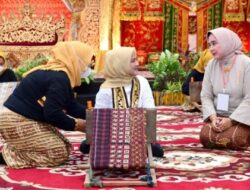 Rangkaian Kegiatan Ibu Negara di Lampung, Menanam Pohon hingga Coba Menenun Tapis