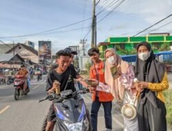 Mahasiswa STEBI Lampung Barat Bagikan Ratusan Takjil