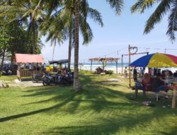 Libur Lebaran Hari Kedua Pantai Mandiri dan Labuhan Jukung Ramai