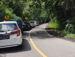 Badan Jalan Terangkat Kemacetan Mengular