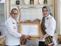 Riana Sari Arinal Terima Penghargaan Wiyata Dharma Pratama dari Kemendikbud Ristek RI