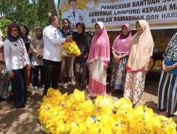 Gubernur Arinal Salurkan Bansos 100 Paket Sembako