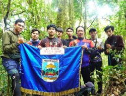 Komunitas Pecinta Alam AGK Kibarkan Pataka di Puncak Gunung Pugung