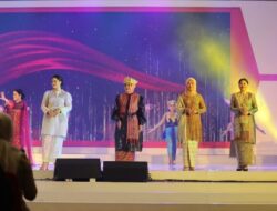 Ketua Dekranasda Lampung Tampilkan Tapis pada Fashion Show HUT Dekranas ke-43