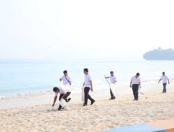 Peduli Lingkungan Polres Pesisir Barat Bersihkan Sampah