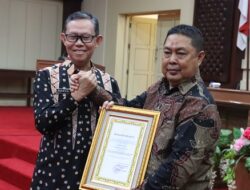 Gubernur Lampung Serahkan Piagam dan Tali Asih pada Staf Ahli yang Memasuki Purna Bhakti