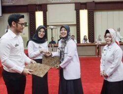 Chusnunia Serahkan SK Pengangkatan Pegawai Pemerintah Dengan Perjanjian Kerja