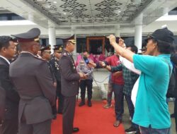 Gelar Upacara Hari Bhayangkara ke – 77, Polres Pesisir Barat Berikan Penghargaan