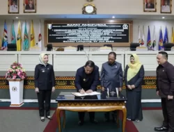 Gubernur dan Ketua DPRD Lampung Tandatangani Raperda Pertanggungjawaban APBD 2022