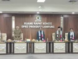 Hymne Guru Bergema di Ruang Rapat DPRD Lampung
