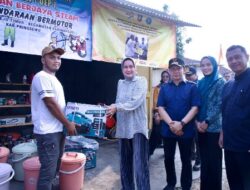 Pj. Bupati Pringsewu Dampingi Ketua PKDL Serahkan Bantuan Yansos Jejama