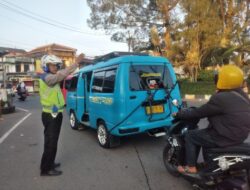 Gatur Lalin Aparat Polsek Sukaraja
