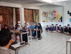 Polsek Baros Sosialisasi Lalin dan Kenakalan Remaja di SMP IT Al Huda
