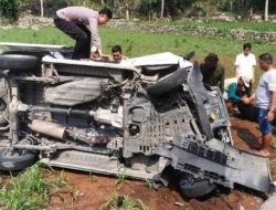 Mobil Berisi Uang Tabrak Tiang Listrik