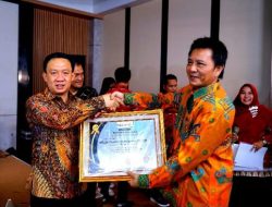 Pj Bupati Pringsewu Raih Penghargaan Kepala Daerah Penggerak Ekonomi Kerakyatan