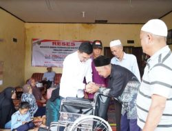 Yanuar Berikan Bantuan Kursi Roda saat Reses untuk Penyandang Disabilitas