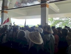 Massa Petani Berusaha Masuki Kantor DPRD Lampung