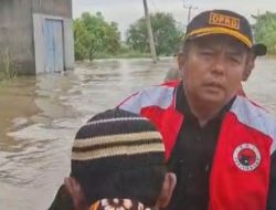 Naik Perahu, Aribun Kembali Tinjau Korban Banjir di Sragi