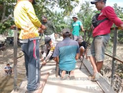 Babinkatibmas dan Masyarakat Padang Guci Hilir Tanggap Darurat Jembatan Gantung