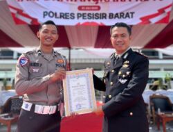 Raih Berbagai Prestasi, Personil Satlantas Pesisir Barat Terima Penghargaan