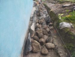 Pemasangan Batu Pondasi di SDN 77 Krui Terkesan Asal- asalan