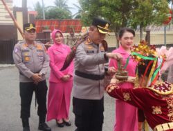 Tradisi Pedang Pora dan Tari Adat Warnai Acara Pisah Sambut Kapolres Kaur