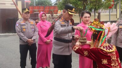 Tradisi Pedang Pora dan Tari Adat Warnai Acara Pisah Sambut Kapolres Kaur