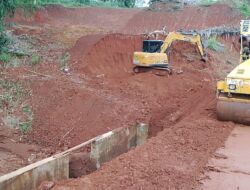Tanggul Saluran Way Bumi Agung Tergerus, Kini Mulai Diperbaiki