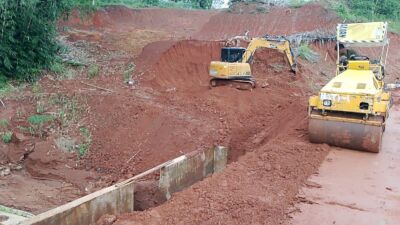 Tanggul Saluran Way Bumi Agung Tergerus, Kini Mulai Diperbaiki