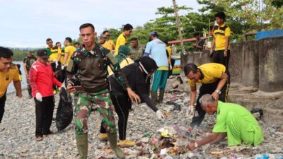 Polres Tanggamus Gandeng TNI, Pemda dan Relawan Gelar Korve Massal di Dua Pantai Wisata Unggulan