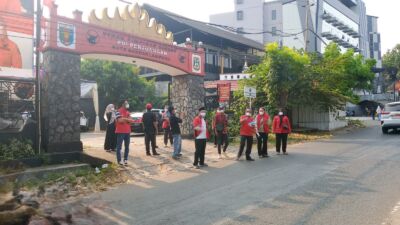 PDI-P Bandar Lampung Bagikan Ribuan Masker dan Semprot Jalan Dampak Abu Vulkanik