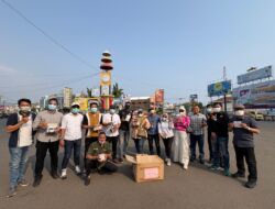 IJP Lampung Bagikan 3.000 Masker kepada Pengendara di Tugu Adipura