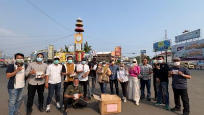 IJP Lampung Bagikan 3.000 Masker kepada Pengendara di Tugu Adipura
